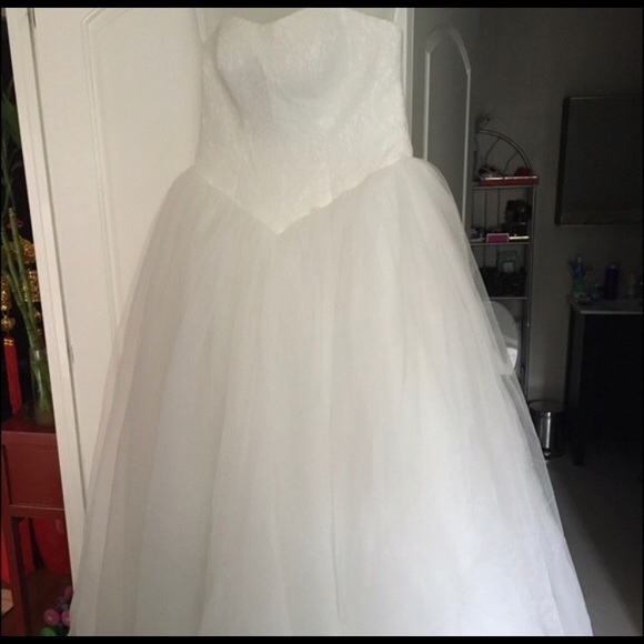 White wedding gown - Picture 2 of 4